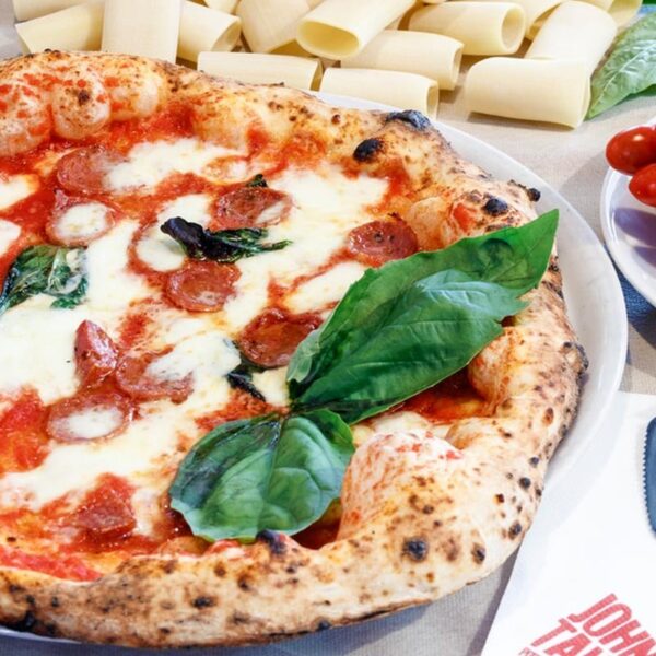 Italiensk tomatsås med basilika på pizza | gourmetrummet.se