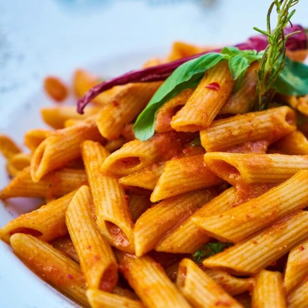 Använd basilikasås till penne pasta | gourmetrummet.se