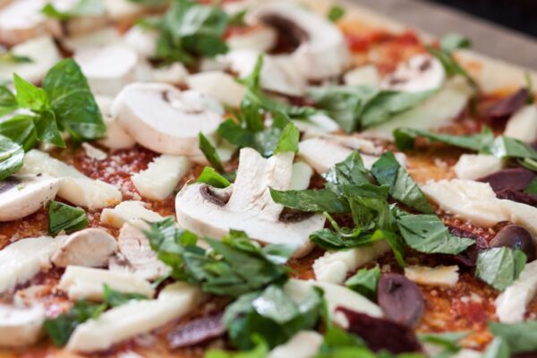 Italiensk pizza med extra virgin olivolja smaksatt med basilika | Delikatesser och matvaror online – Gourmetrummet.se